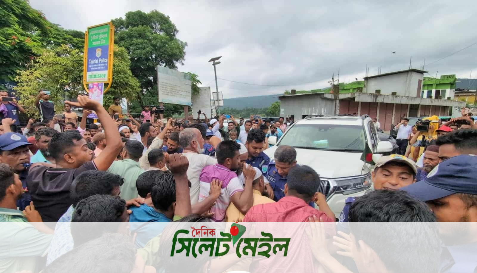সিলেটের জাফলং এর বল্লাঘাটে দুই উপদেষ্টার গাড়ি আটকে দিল পাথর শ্রমিকরা