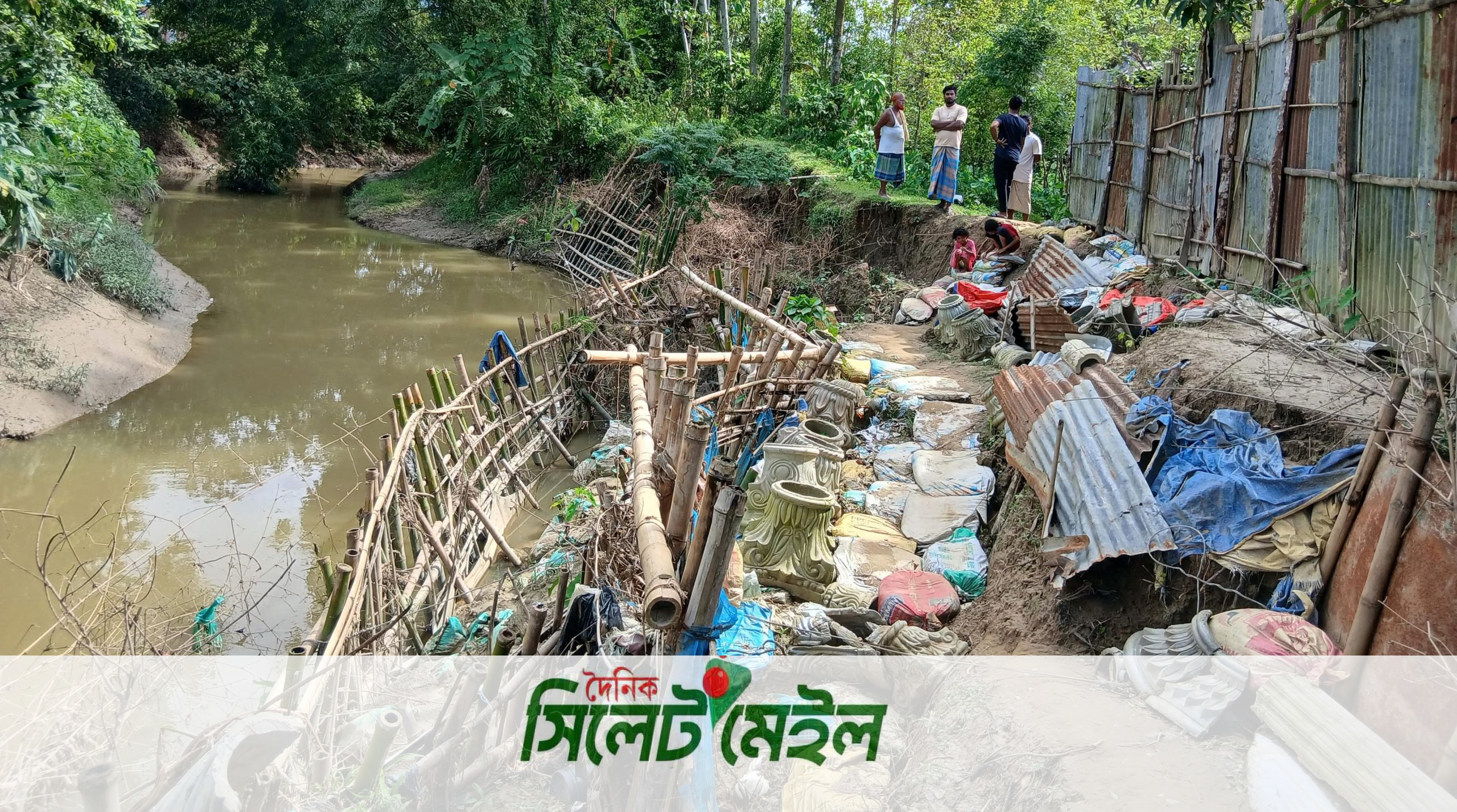 বড়লেখায় বন্যার পানিতে তলিয়ে গেছে চলাচলের একমাত্র সড়ক,ভোগান্তিতে কয়েক’শ পরিবার