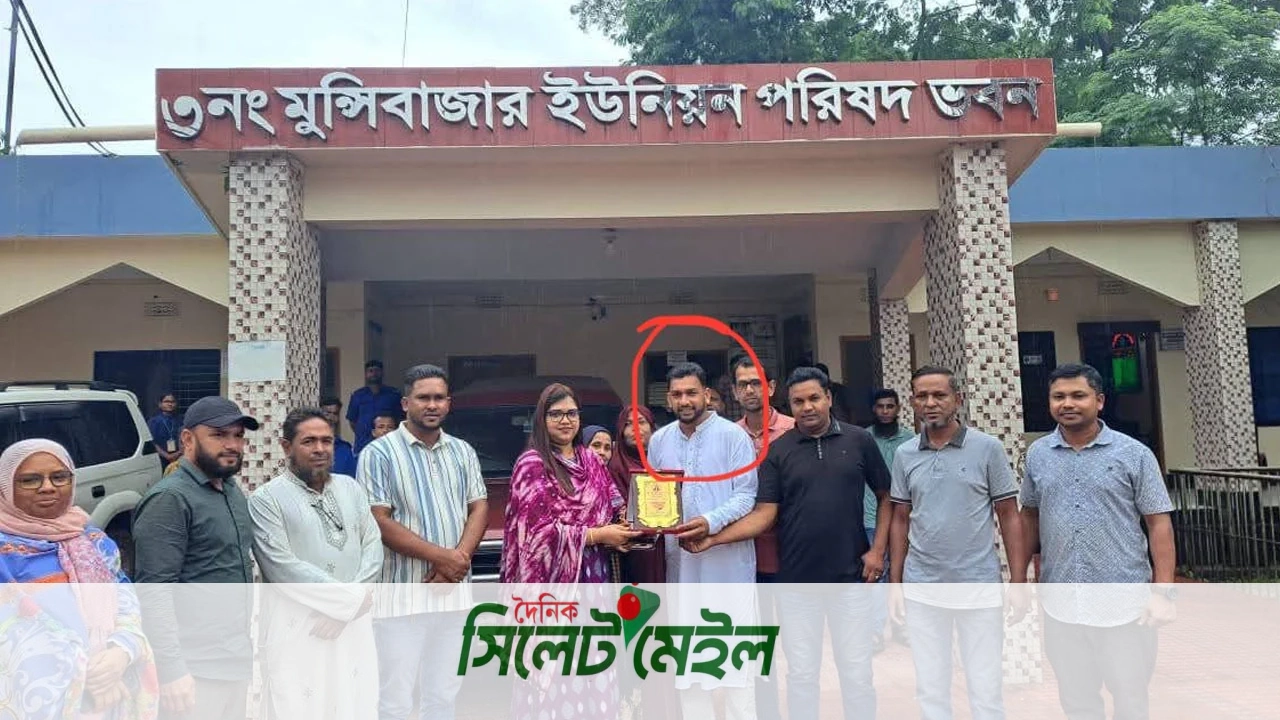 পলাতক আসামির থেকে ক্রেস্ট নিলেন ইউএনও, তোলপাড়