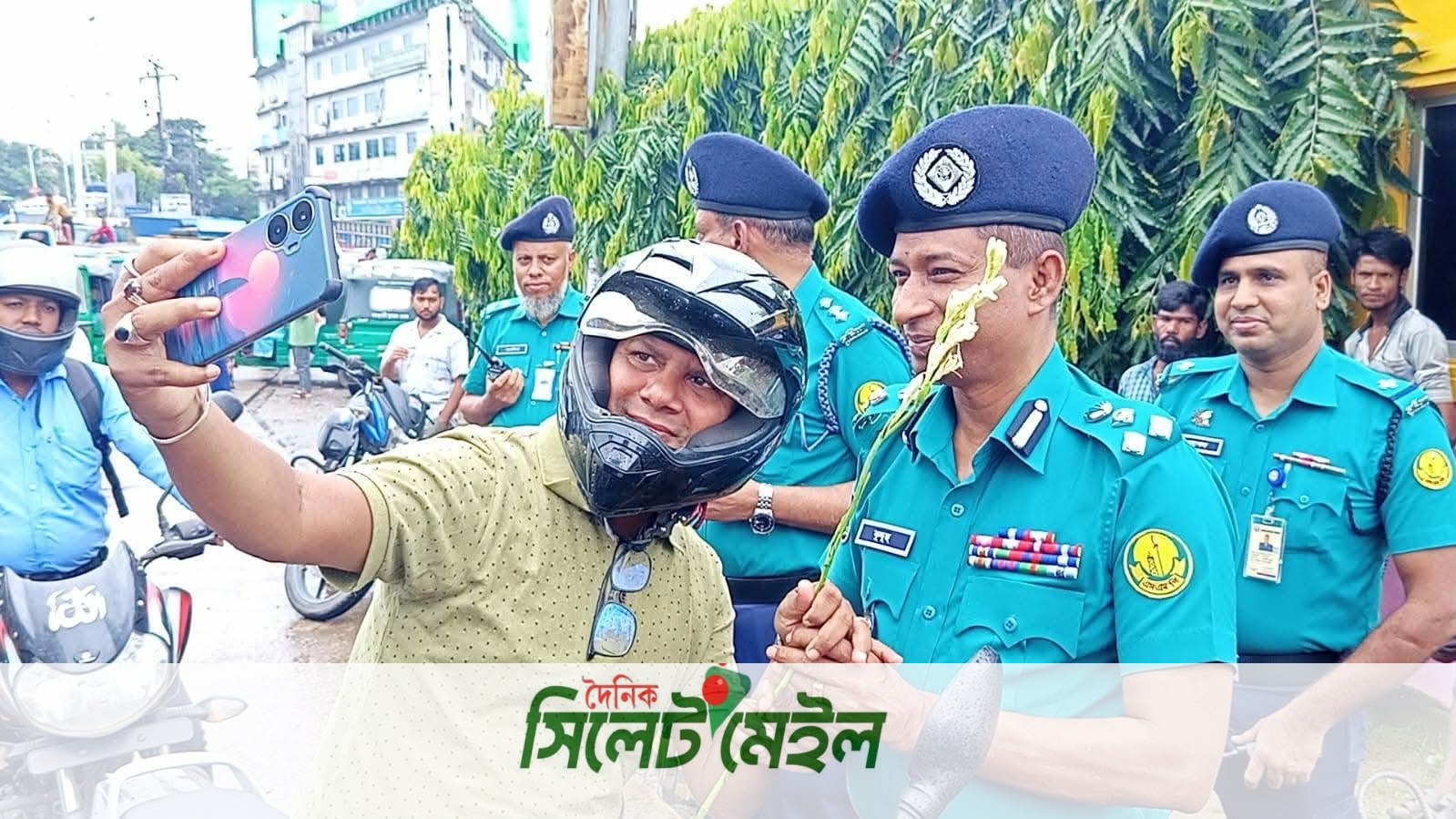 হেলমেটওয়ালা বাইকারদের ফুলের ভালবাসা