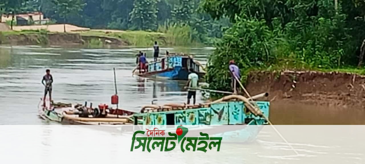 সারি নদীতে ড্রেজার মেশিন বসিয়ে চলছে অবৈধ বালু উত্তোলন।