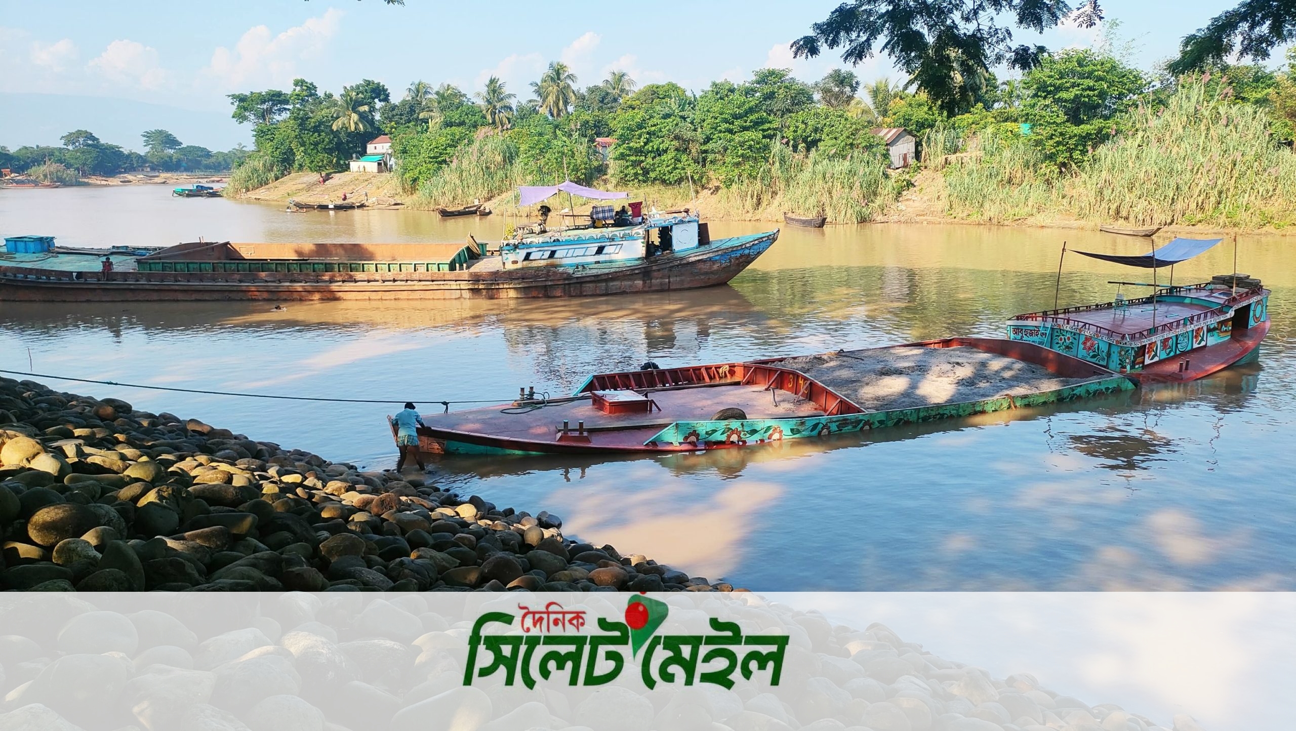 ধলাই সেতু রক্ষায় মোবাইল কোর্ট অভিযানে বাল্কহেড,বারকি নৌকা ও মোটরসাইকেল আটক