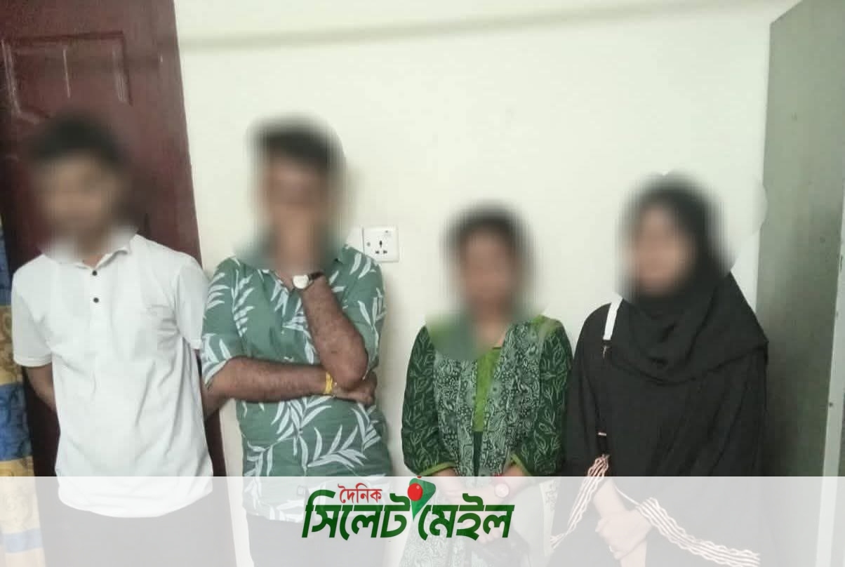 নগরীর শিবগঞ্জ “”হোটেল গ্র্যান্ড সওদা “” থেকে অ*সা*মা*জি*ক কার্যকলাপে জড়িত থাকার অভিযোগে যুবক দুই যুবতী আ-ট-ক—-!