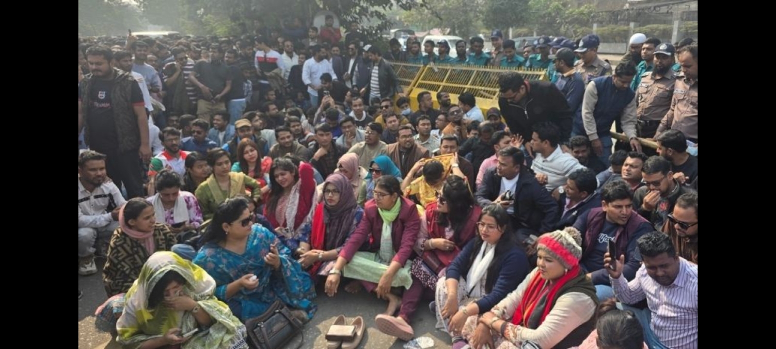 শাকসুর প্রজ্ঞাপন প্রত্যাহারসহ তিন দাবিতে ইসি ভবন ঘেরাও ছাত্রদলের