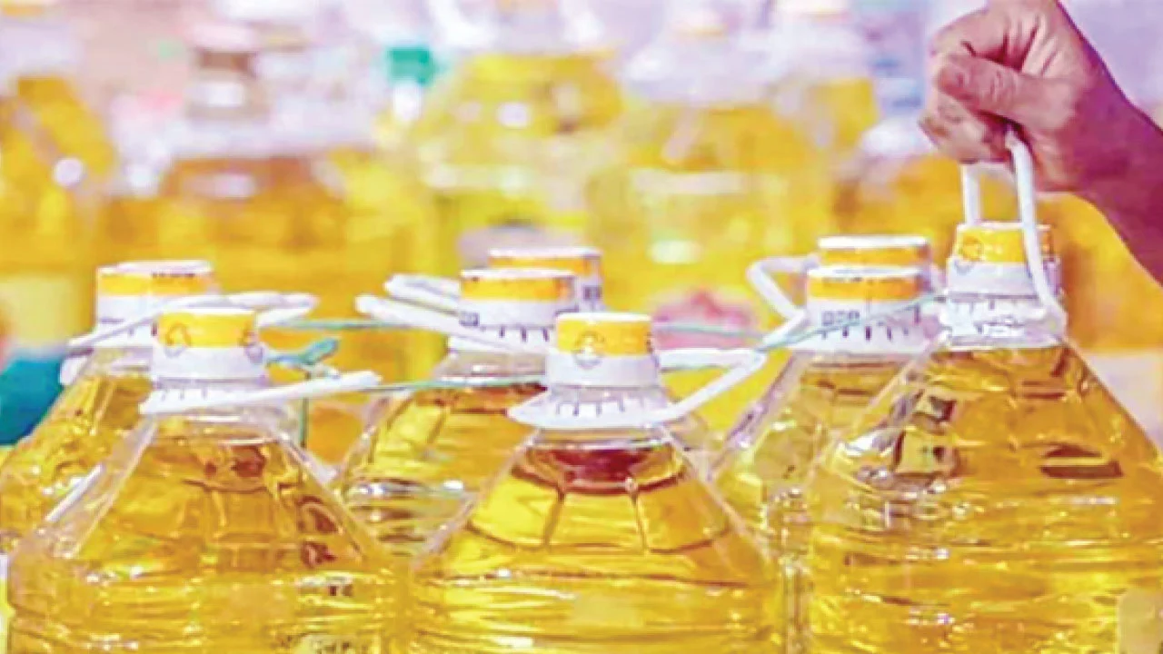 বাজারে সয়াবিন তেলের তীব্র সংকট
