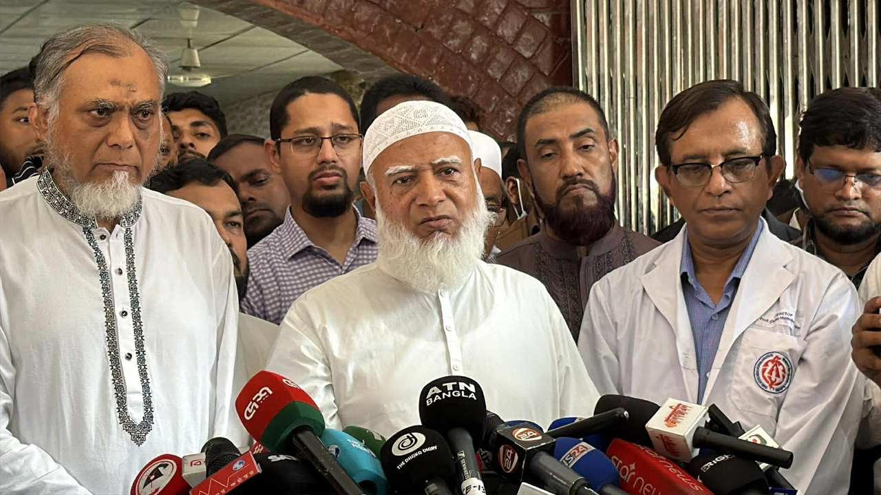 শিশু হাসপাতাল ও পেট্রোল পাম্প পরিদর্শন করলেন জামায়াত আমির