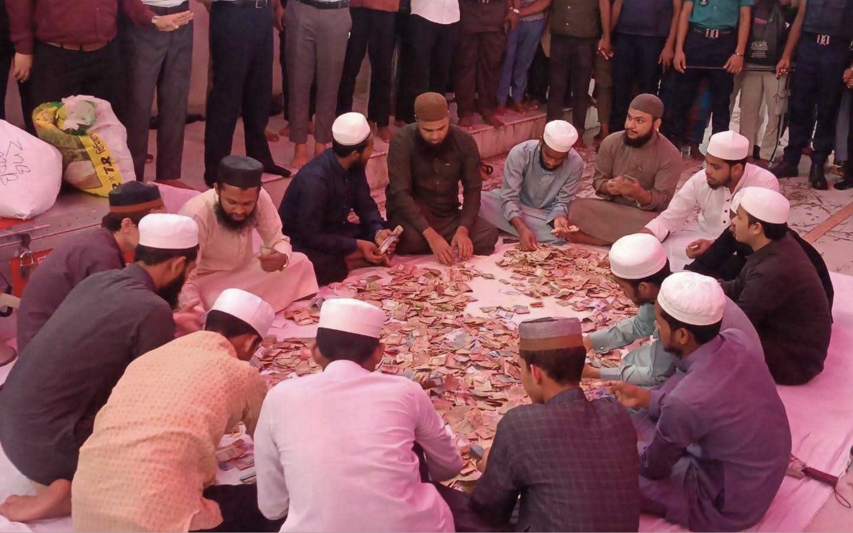 ৭০০ বছরের রীতি ভেঙে শাহজালাল মাজারে চলছে প্রকাশ্যে টাকা গণনা
