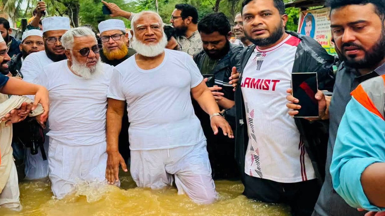 এই মানুষটার আলোচনা-সমালোচনা যা-ই থাকুক না কেন, দুর্যোগে সবার আগে হাত বাড়িয়ে দেন’