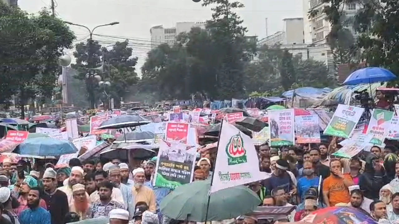 বৃষ্টি উপেক্ষা করেই ১১ দলীয় ঐক্যের গণসমাবেশে নেতাকর্মীরা