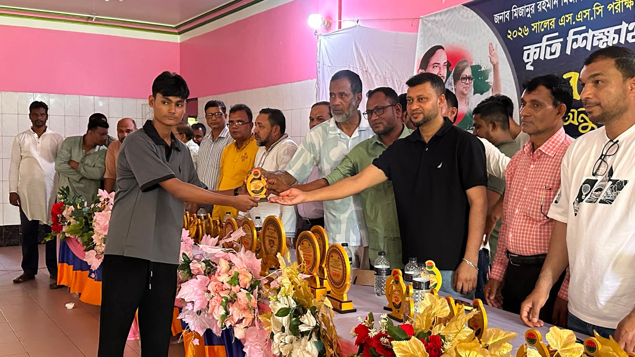 বড়লেখায় দুই শতাধিক এসএসসি উত্তীর্ণ শিক্ষার্থীকে সংবর্ধনা