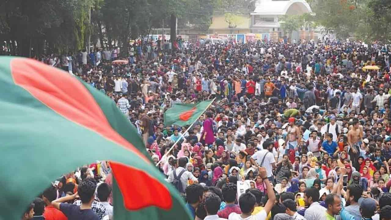 রক্তাক্ত ৩৫ জুলাই,অস্ত্রের মুখেও থামেনি আন্দোলন, একদিন এগিয়ে আনা হয় ‘মার্চ টু ঢাকা’ কর্মসূচি