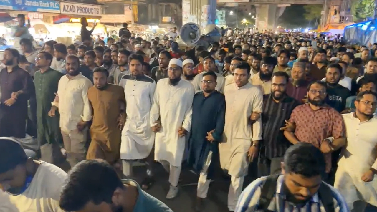 ছাত্রদলের বিরুদ্ধে ছাত্রশিবিরের বিক্ষোভ মিছিল