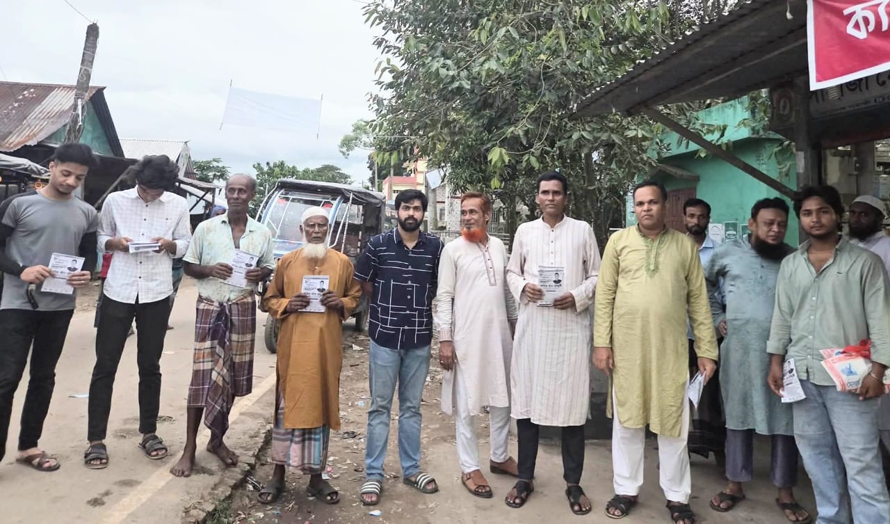 আসন্ন ইউপি নির্বাচনকে সামনে রেখে বুল্লা বাজারে কবির খাঁন চৌধুরীর গণসংযোগ