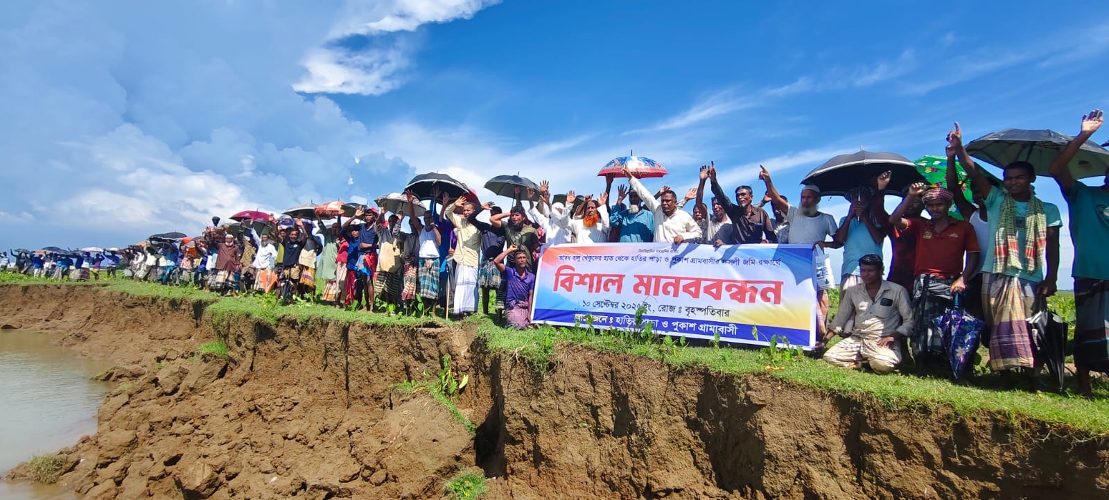 অবৈধভাবে বালু উত্তোলন বন্ধে ও ফসলি জমি রক্ষায় গোয়াইনঘাটে দুই গ্রামবাসীর মানববন্ধন