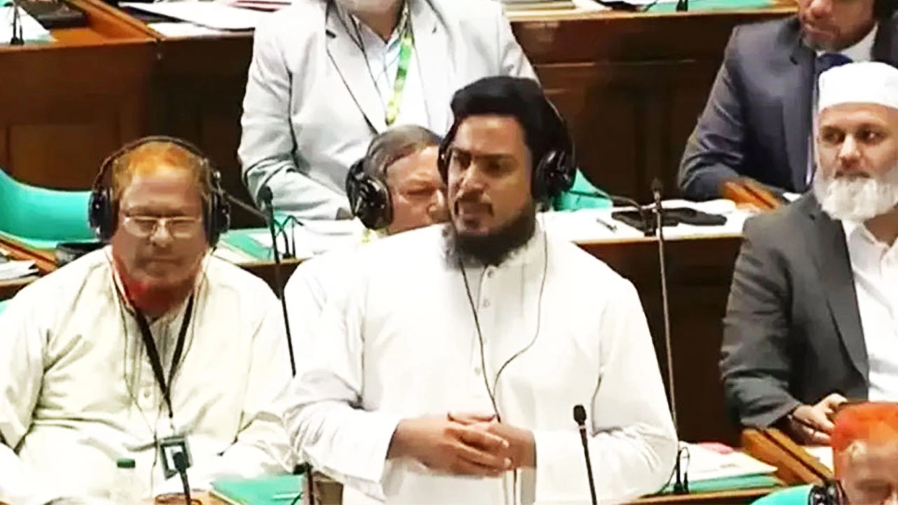 মানবতাবিরোধী অপরাধীদের পাসপোর্ট কেন বাতিল হচ্ছে না, প্রশ্ন আখতারের